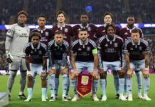 Aston Villa Menang Tiga Kali Beruntun, Barcelona Menanti Sebelas pemain Aston Villa mengenakan seragam marun dan biru muda berpose bersama di lapangan sebelum pertandingan
