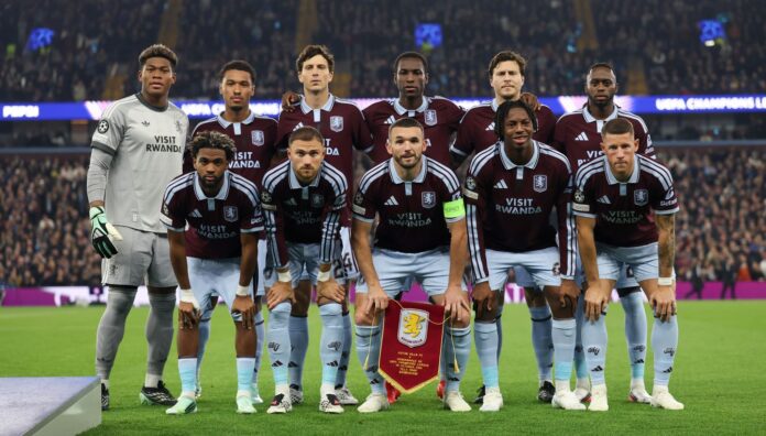 Aston-Villa Sebelas pemain Aston Villa mengenakan seragam marun dan biru muda berpose bersama di lapangan sebelum pertandingan
