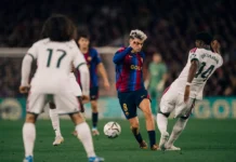 Dua Gol Mbappe Bawa Real Madrid Menang 2-1, Barcelona Kalah Perdana Pemain Barcelona menguasai bola saat menghadapi pemain Real Madrid di lapangan