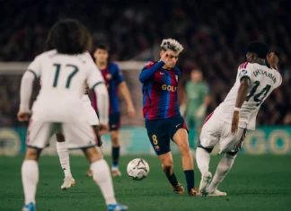 Dua Gol Mbappe Bawa Real Madrid Menang 2-1, Barcelona Kalah Perdana Pemain Barcelona menguasai bola saat menghadapi pemain Real Madrid di lapangan