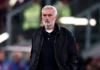 Cara Mourinho Bawa Real Madrid Menang 2-1 atas Barcelona Pria berambut putih dan berjanggut mengenakan jaket gelap di tepi lapangan
