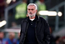 Cara Mourinho Bawa Real Madrid Menang 2-1 atas Barcelona Pria berambut putih dan berjanggut mengenakan jaket gelap di tepi lapangan