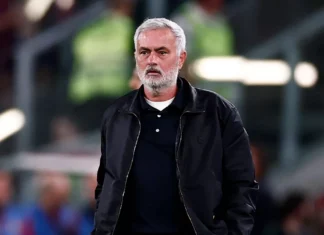 Cara Mourinho Bawa Real Madrid Menang 2-1 atas Barcelona Pria berambut putih dan berjanggut mengenakan jaket gelap di tepi lapangan