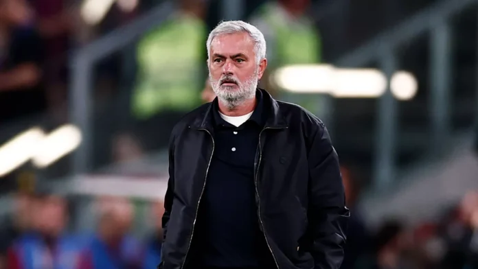 Cara-Mourinho-Bawa-Real-Madrid-Menang-2-1-atas-Barcelona Pria berambut putih dan berjanggut mengenakan jaket gelap di tepi lapangan