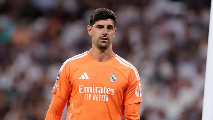 Courtois-Absen-di-El-Clasico-karena-Flu Thibaut Courtois mengenakan seragam kiper Real Madrid berwarna oranye