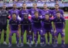 Fiorentina Terpuruk di Zona Degradasi, Pertahanan Jadi Sorotan Sebelas pemain Fiorentina mengenakan seragam ungu berpose bersama di lapangan