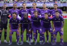 Fiorentina Terpuruk di Zona Degradasi, Pertahanan Jadi Sorotan Sebelas pemain Fiorentina mengenakan seragam ungu berpose bersama di lapangan
