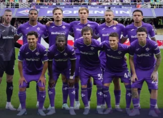 Fiorentina Terpuruk di Zona Degradasi, Pertahanan Jadi Sorotan Sebelas pemain Fiorentina mengenakan seragam ungu berpose bersama di lapangan