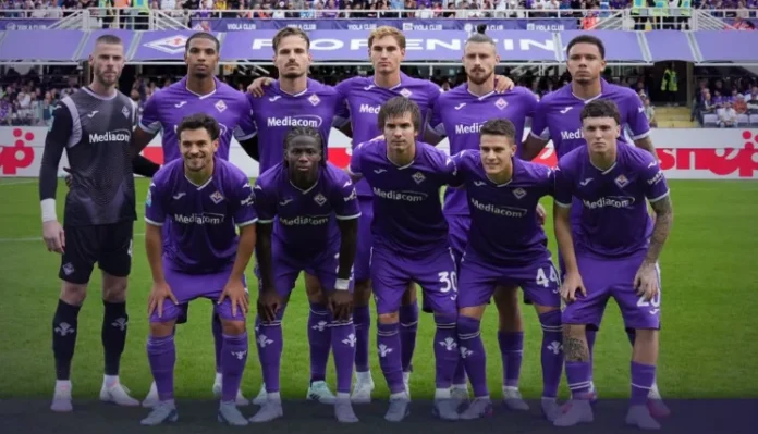 Fiorentina-Terpuruk-di-Zona-Degradasi Sebelas pemain Fiorentina mengenakan seragam ungu berpose bersama di lapangan
