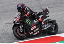 Jorge Martin Dipuji Berani Melawan Marquez, tetapi Dinilai Terlalu Memaksa Pembalap mengendarai motor balap hitam dan merah saat menikung di sirkuit