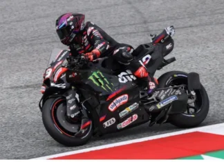 Jorge Martin Dipuji Berani Melawan Marquez, tetapi Dinilai Terlalu Memaksa Pembalap mengendarai motor balap hitam dan merah saat menikung di sirkuit