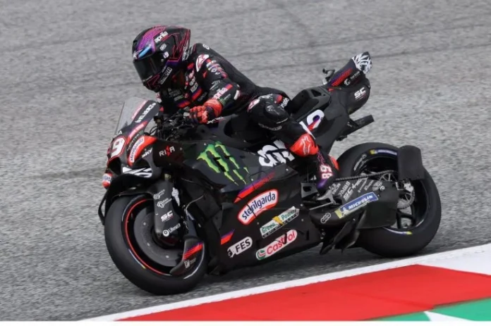 Jorge-Martin Pembalap mengendarai motor balap hitam dan merah saat menikung di sirkuit