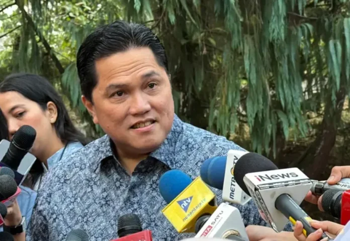Erick Thohir Berbicara kepada Wartawan Seorang pria yang diperkenalkan sebagai Ketua Umum PSSI Erick Thohir berbicara kepada wartawan di depan sejumlah mikrofon.
