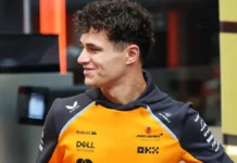 Lando Norris Akui Kesalahan Usai Pelanggaran Track Limits di Kualifikasi F1 GP Amerika Serikat 2026 Lando Norris mengenakan seragam tim McLaren berwarna oranye dan hitam sambil menoleh ke samping