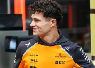 Lando Norris Akui Kesalahan Usai Pelanggaran Track Limits di Kualifikasi F1 GP Amerika Serikat 2026 Lando Norris mengenakan seragam tim McLaren berwarna oranye dan hitam sambil menoleh ke samping