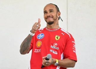 Hamilton Gagal Podium GP Amerika, Soroti Kesalahan Setelan Ferrari Pria mengenakan kaus merah Ferrari mengacungkan jempol sambil memegang mikrofon