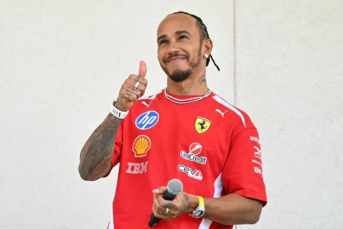 Lewis-hamilton Pria mengenakan kaus merah Ferrari mengacungkan jempol sambil memegang mikrofon