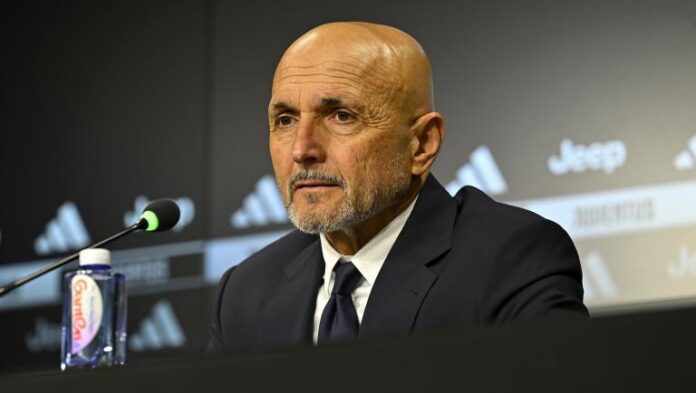 Luciano Spalletti dalam Konferensi Pers Luciano Spalletti mengenakan jas gelap dan duduk di hadapan mikrofon saat konferensi pers.