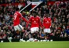 Manchester United Kalah 0-3 dari Bournemouth, Delapan Laga Tanpa Menang Tiga pemain Manchester United berseragam merah berada di lapangan dengan bola