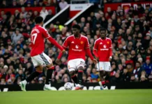 Manchester United Kalah 0-3 dari Bournemouth, Delapan Laga Tanpa Menang Tiga pemain Manchester United berseragam merah berada di lapangan dengan bola