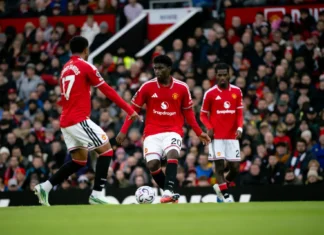 Manchester United Kalah 0-3 dari Bournemouth, Delapan Laga Tanpa Menang Tiga pemain Manchester United berseragam merah berada di lapangan dengan bola