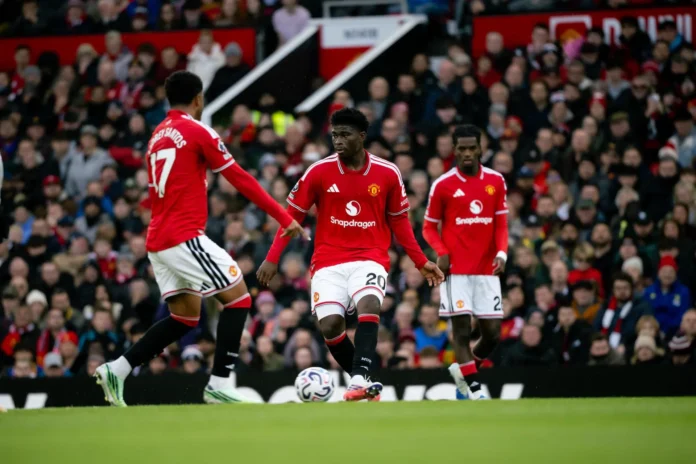 MU-Kalah-0-3-dari-Bournemouth Tiga pemain Manchester United berseragam merah berada di lapangan dengan bola