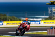 Peta Perebutan Gelar MotoGP 2026: Marquez Unggul 10 Poin Pembalap mengendarai motor Ducati merah bernomor 93 saat melewati tikungan di lintasan balap