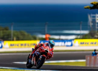 Peta Perebutan Gelar MotoGP 2026: Marquez Unggul 10 Poin Pembalap mengendarai motor Ducati merah bernomor 93 saat melewati tikungan di lintasan balap
