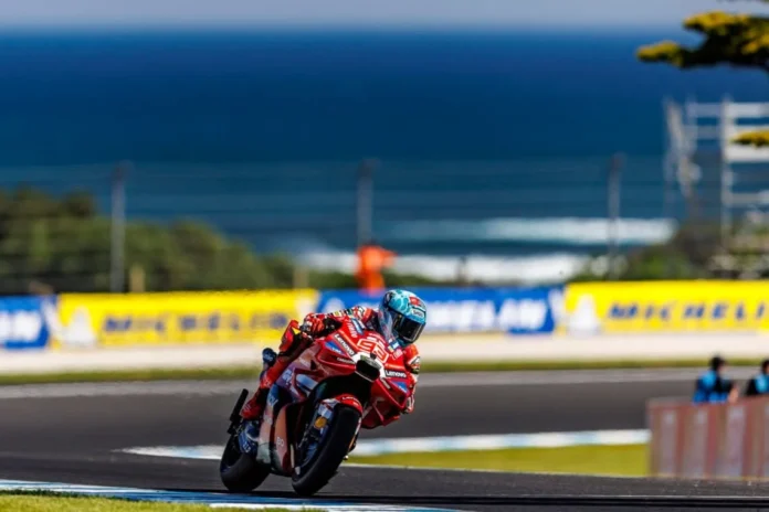 Marc-Marquez-1- Pembalap mengendarai motor Ducati merah bernomor 93 saat melewati tikungan di lintasan balap