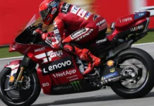 Marc Marquez Tercepat di FP1 MotoGP Malaysia 2026, Ungguli Bezzecchi dan Acosta Pembalap mengenakan perlengkapan balap merah Ducati Lenovo melaju di lintasan dengan motor balap merah.