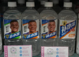 Mbappe Minta Maaf, Tiga Perusahaan China Putus Kerja Sama Botol minuman dengan label bergambar Kylian Mbappe di rak toko