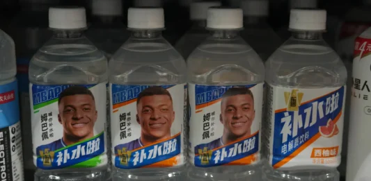 Mbappe Minta Maaf, Tiga Perusahaan China Putus Kerja Sama Botol minuman dengan label bergambar Kylian Mbappe di rak toko