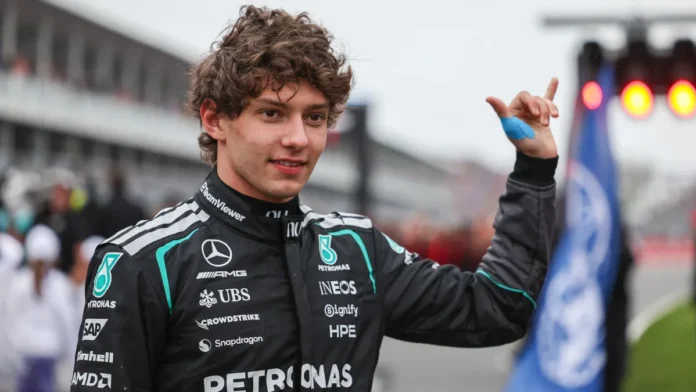 Mercedes-Kimi-Antonelli Pembalap Mercedes Kimi Antonelli mengenakan pakaian tim berwarna hitam