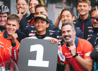 Moto2 dan Moto3 GP Australia 2026 Dibatalkan, Veda Ega Gagal Beraksi dari Pole Position Veda Ega Pratama berpose bersama anggota Honda Team Asia sambil memegang papan nomor satu