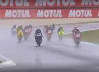 Parade Perpisahan MotoGP di Phillip Island 2026, Jack Miller Bagikan Perlengkapan Balap Sejumlah pembalap motor melintasi lintasan basah dalam parade di Phillip Island saat hujan