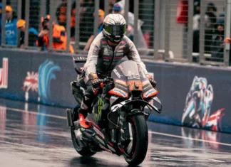 Marco Bezzecchi Sayangkan MotoGP Australia Batal, Kagum pada Penonton Marco Bezzecchi mengendarai motor Aprilia Racing di lintasan basah
