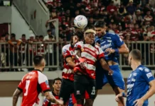 Persib Jamu Melbourne Victory, Puncak Grup E Jadi Taruhan Sejumlah pemain sepak bola berseragam biru dan merah putih berebut bola udara di lapangan