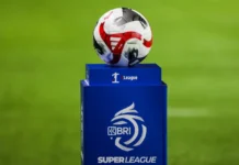 Jadwal BRI Super League Pekan 8: Persija dan Persib Main Bola pertandingan di atas dudukan biru berlogo BRI Super League di lapangan sepak bola