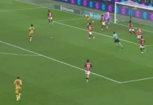 AC Milan Kalah 2-4 dari Bologna, Mbangula Cetak Hat-trick Cuplikan pertandingan sepak bola di kotak penalti, pemain berseragam merah hitam bertahan menghadapi serangan