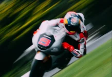 Veda Ega Keempat di FP1 Moto3 Malaysia, Carpe Tercepat Pembalap dengan nomor motor 9 menikung menggunakan motor balap Honda Team Asia dengan pakaian balap putih, merah, dan hitam.
