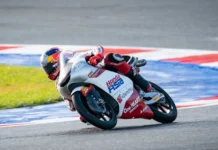 Veda Ega Finis Ketiga di Practice Moto3 Malaysia 2026, Langsung Lolos Q2 Pembalap di atas motor Honda Team Asia berwarna putih dan merah menikung di lintasan balap, dengan tubuh condong ke sisi dalam tikungan.
