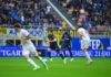 Hasil Inter Milan vs Fiorentina 2-1, Gol Thuram dan Zielinski Antar Comeback Dramatis Pemain Inter Milan menggiring bola saat menghadapi pemain Fiorentina di lapangan