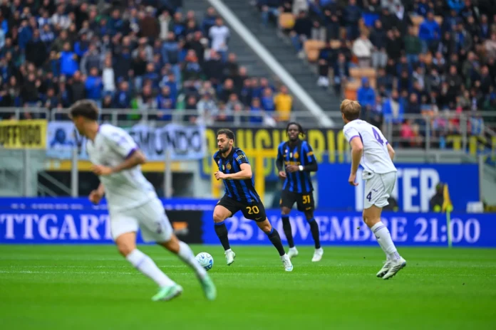 bsdjkouiweoury3w89309tyhwktw456 Pemain Inter Milan menggiring bola saat menghadapi pemain Fiorentina di lapangan