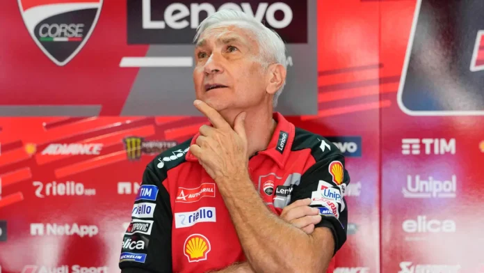 davide-tardozzi-team-manager-ducati-1- Pria berambut putih mengenakan seragam merah Ducati Lenovo Team di area tim balap
