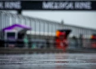 MotoGP Australia 25 Oktober 2026: Seluruh Balapan Hari Minggu Resmi Dibatalkan Lintasan Sirkuit Phillip Island terlihat basah akibat hujan dengan kondisi jarak pandang terbatas