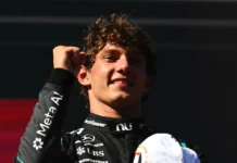 Kimi Antonelli Bisa Kunci Gelar F1 2026 di GP Amerika Serikat, Ini Syaratnya Kimi Antonelli mengenakan baju balap Mercedes dan mengangkat tangan terkepal.