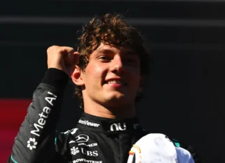 Kimi Antonelli Bisa Kunci Gelar F1 2026 di GP Amerika Serikat, Ini Syaratnya Kimi Antonelli mengenakan baju balap Mercedes dan mengangkat tangan terkepal.