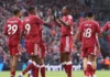 Hasil Liverpool vs Brighton 2-0: Gol Isak dan Bunuh Diri Gross Pemain Liverpool berseragam merah saling memberi tos di lapangan saat pertandingan