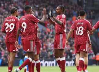 Hasil Liverpool vs Brighton 2-0: Gol Isak dan Bunuh Diri Gross Pemain Liverpool berseragam merah saling memberi tos di lapangan saat pertandingan