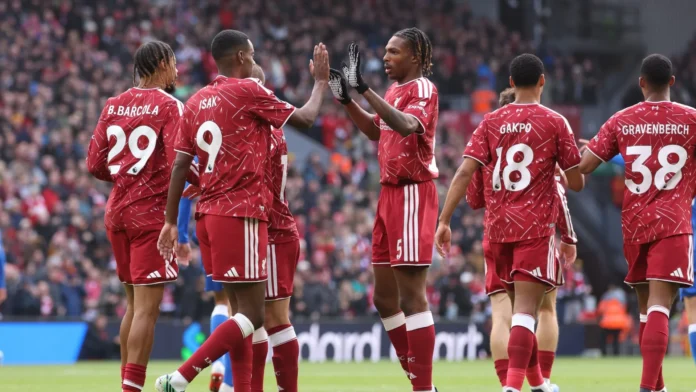 Pemain Liverpool berseragam merah saling memberi tos di lapangan saat pertandingan